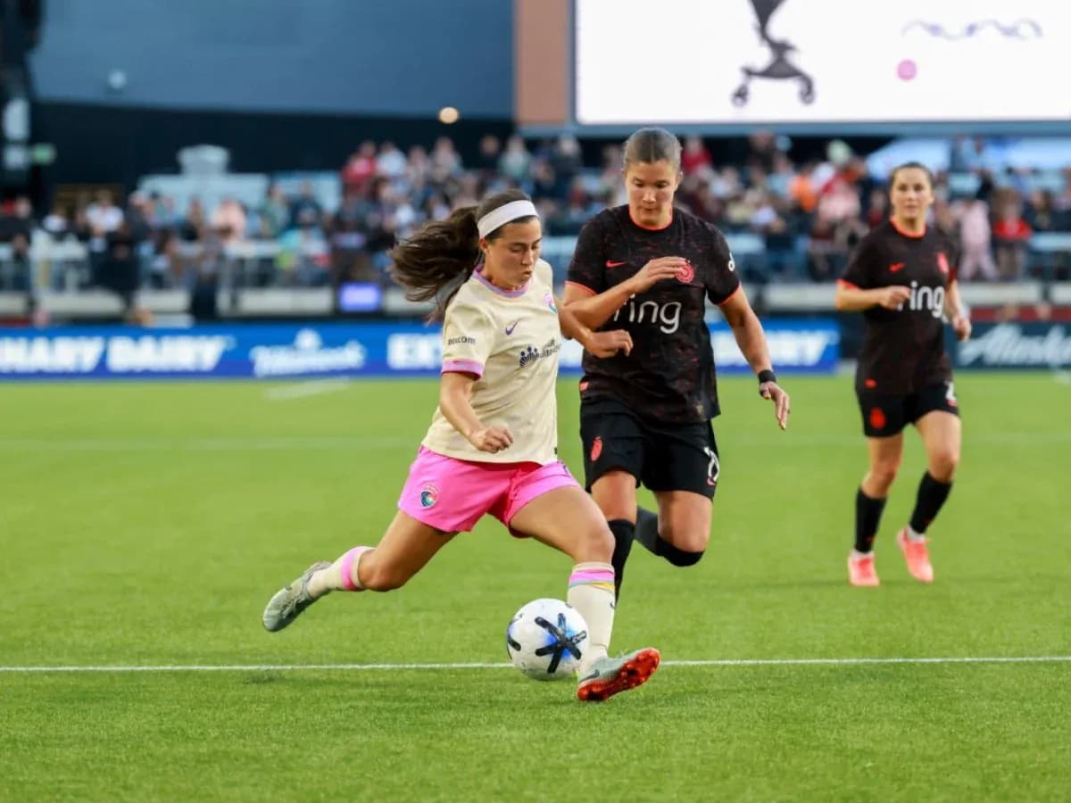 Portland Thorns W player dribbling the ball
