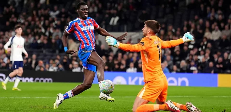 Crystal Palace player attempts to score against Tottenham