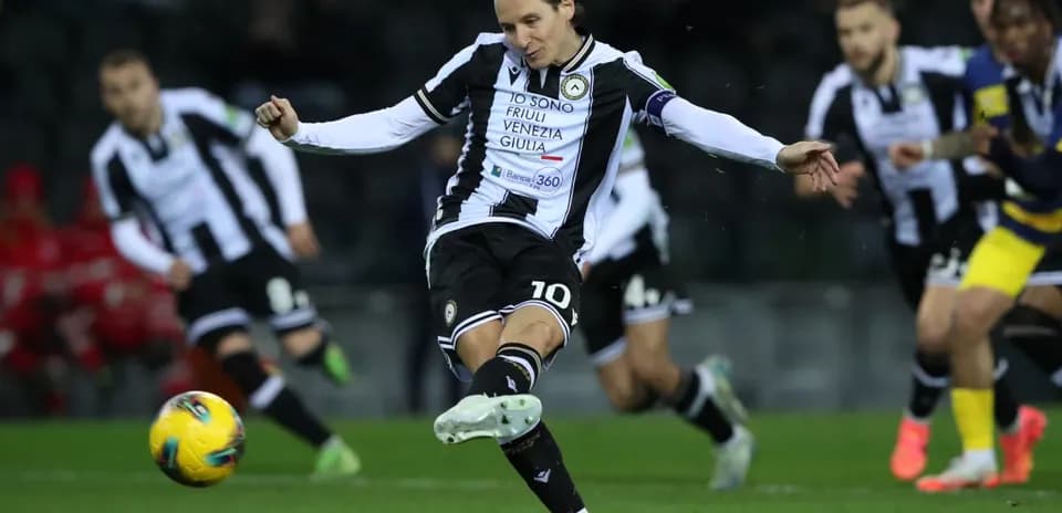 Player taking a penalty kick for Udinese