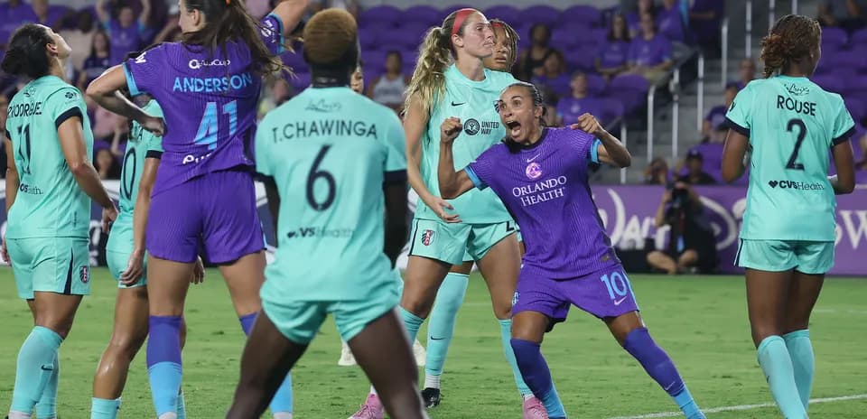 Orlando Pride players celebrating a goal