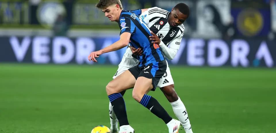 Player contesting for the ball during Juventus vs Atalanta