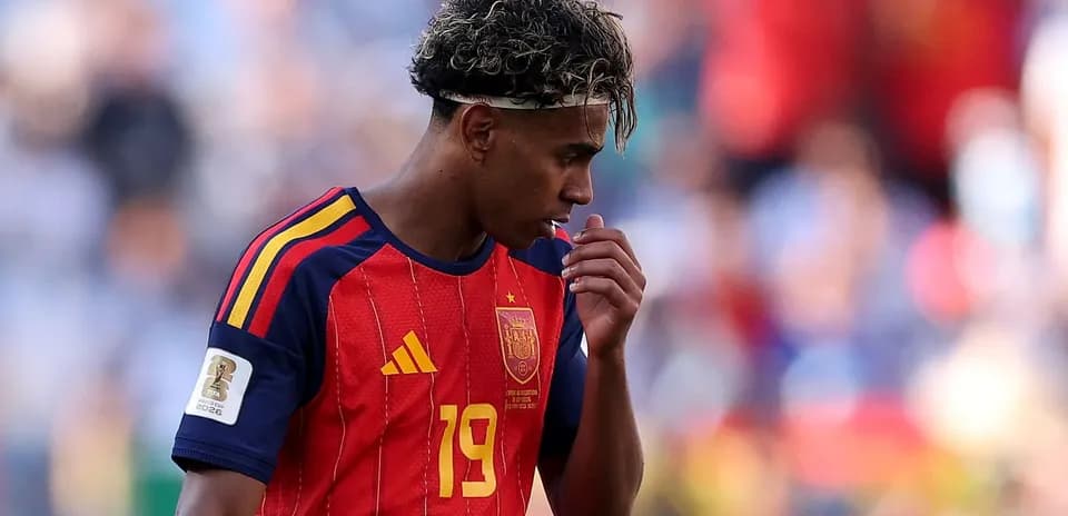 Player in Spain jersey walking off the field