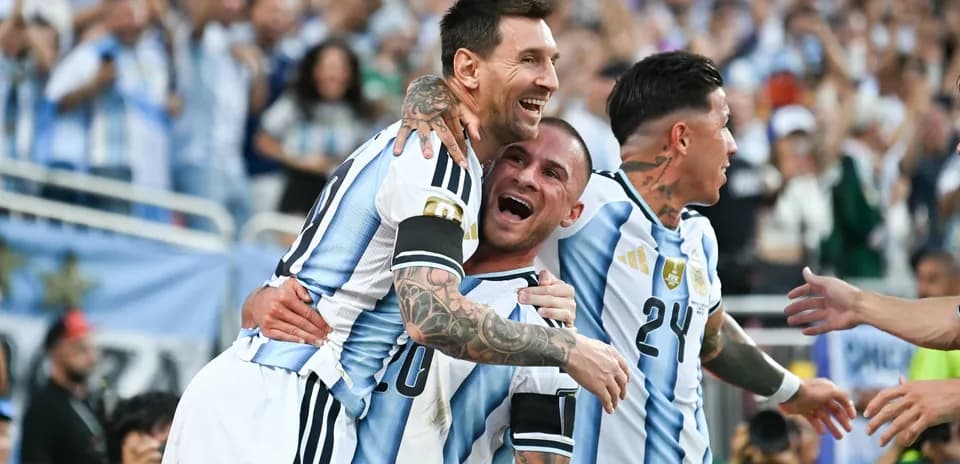 Argentinian players celebrating a goal together