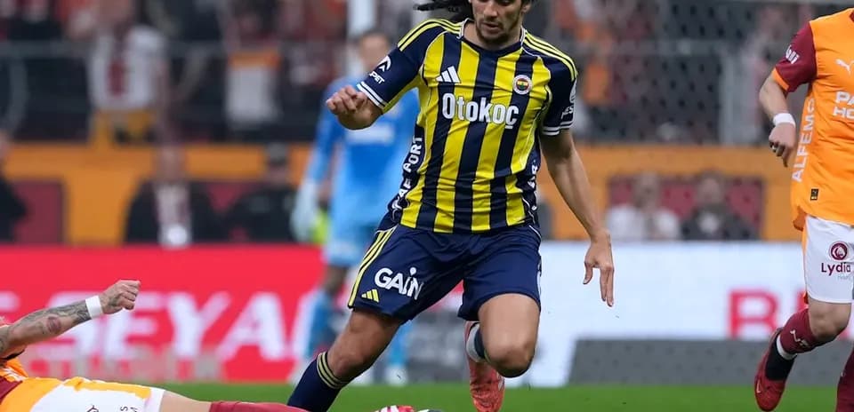 Fenerbahçe player dribbling past opposing player on pitch