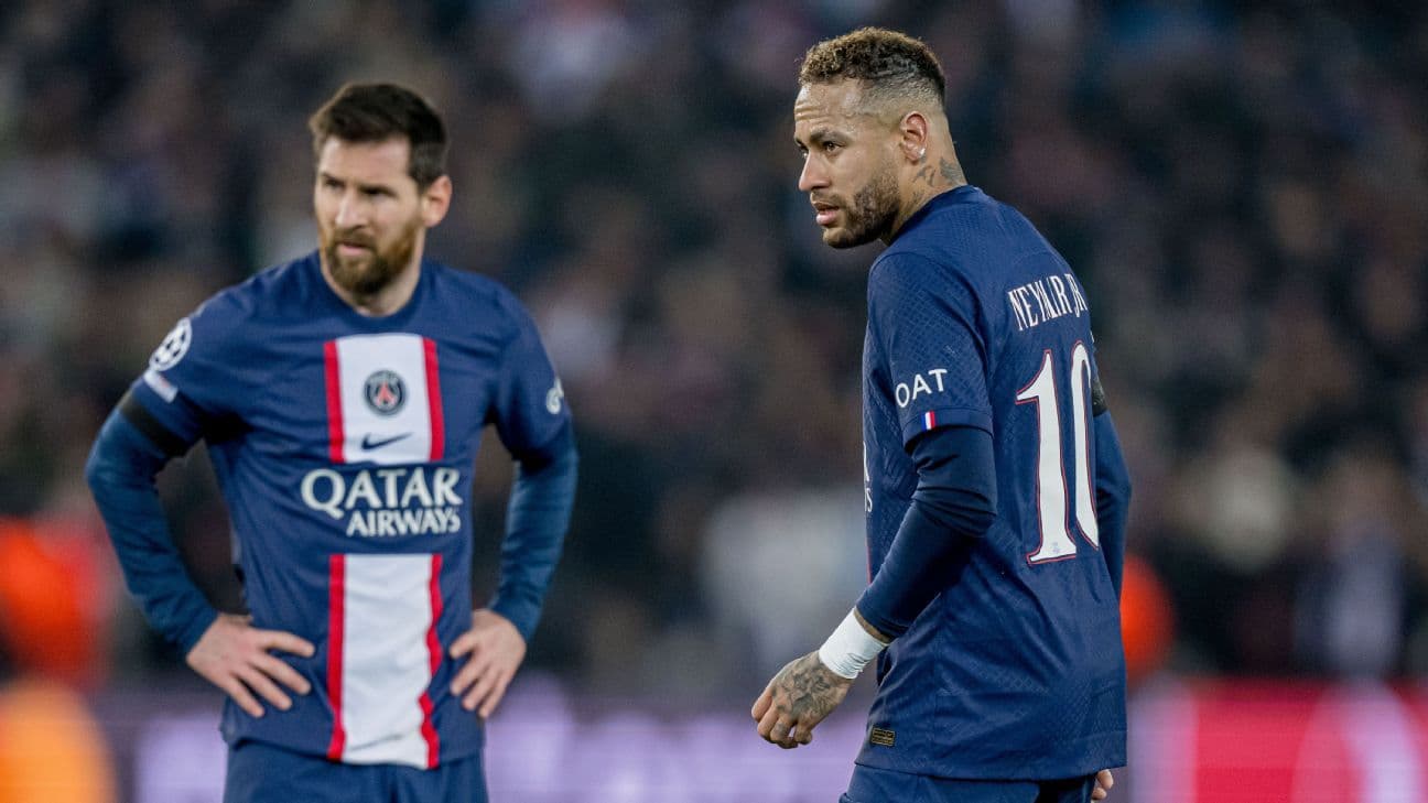 Messi and Neymar in PSG jerseys during match