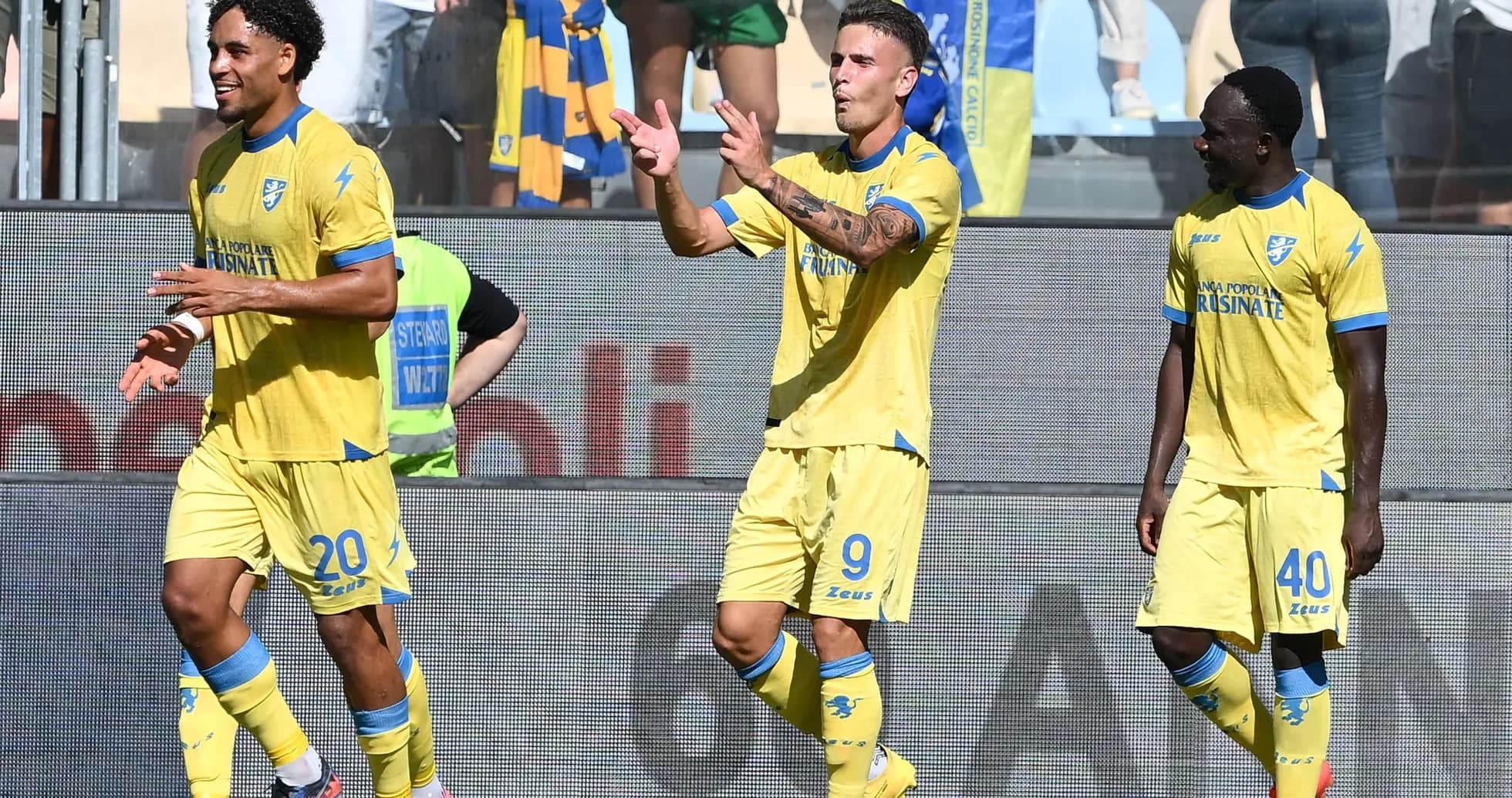 Frosinone players celebrating a goal