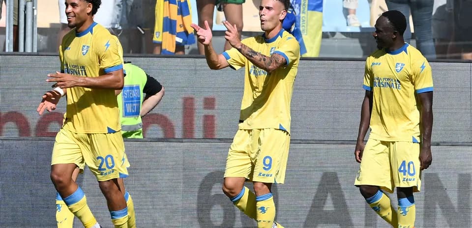 Frosinone players celebrating a goal