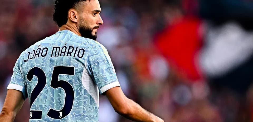 Player João Mário wearing Juventus jersey during match