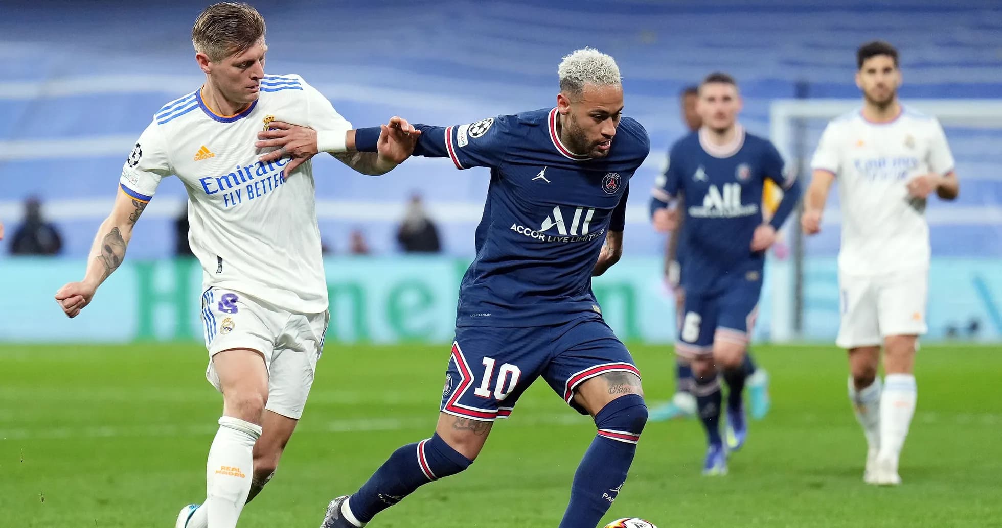Neymar dribbling past Toni Kroos during match