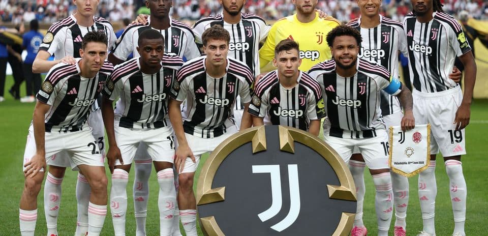 Juventus team posing for photo before match