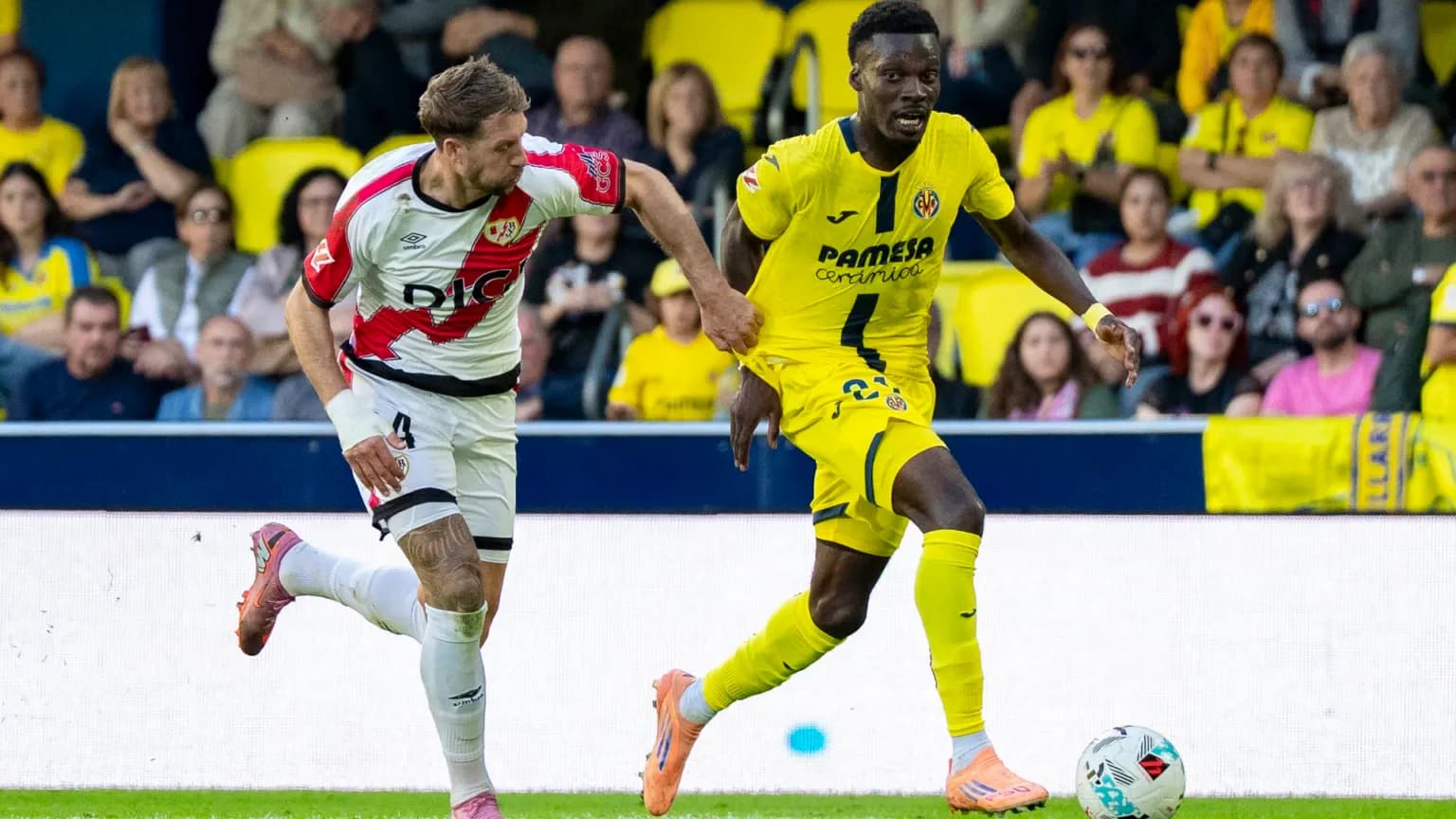 Rayo Vallecano player challenges Villarreal opponent