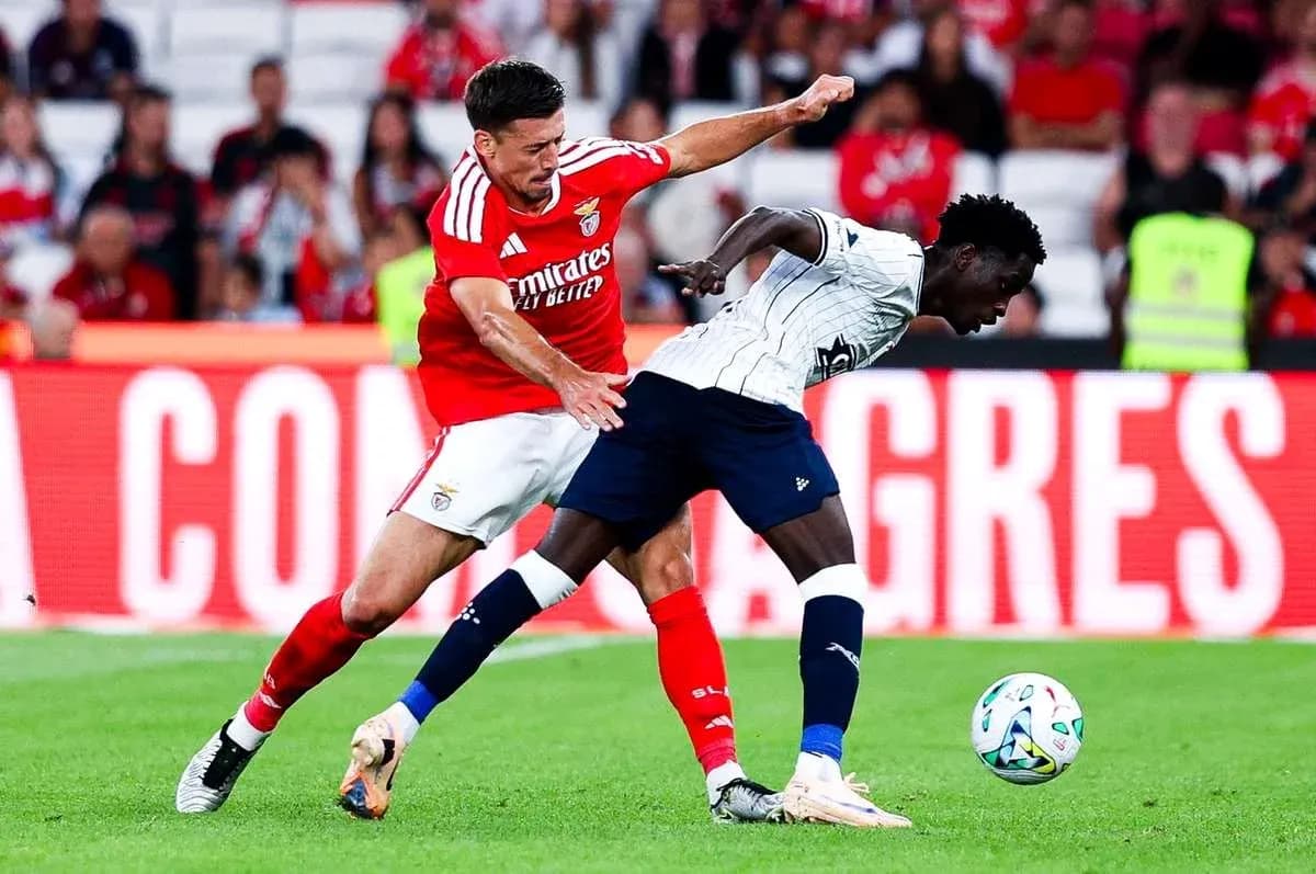 Benfica player challenging Aarhus opponent for the ball