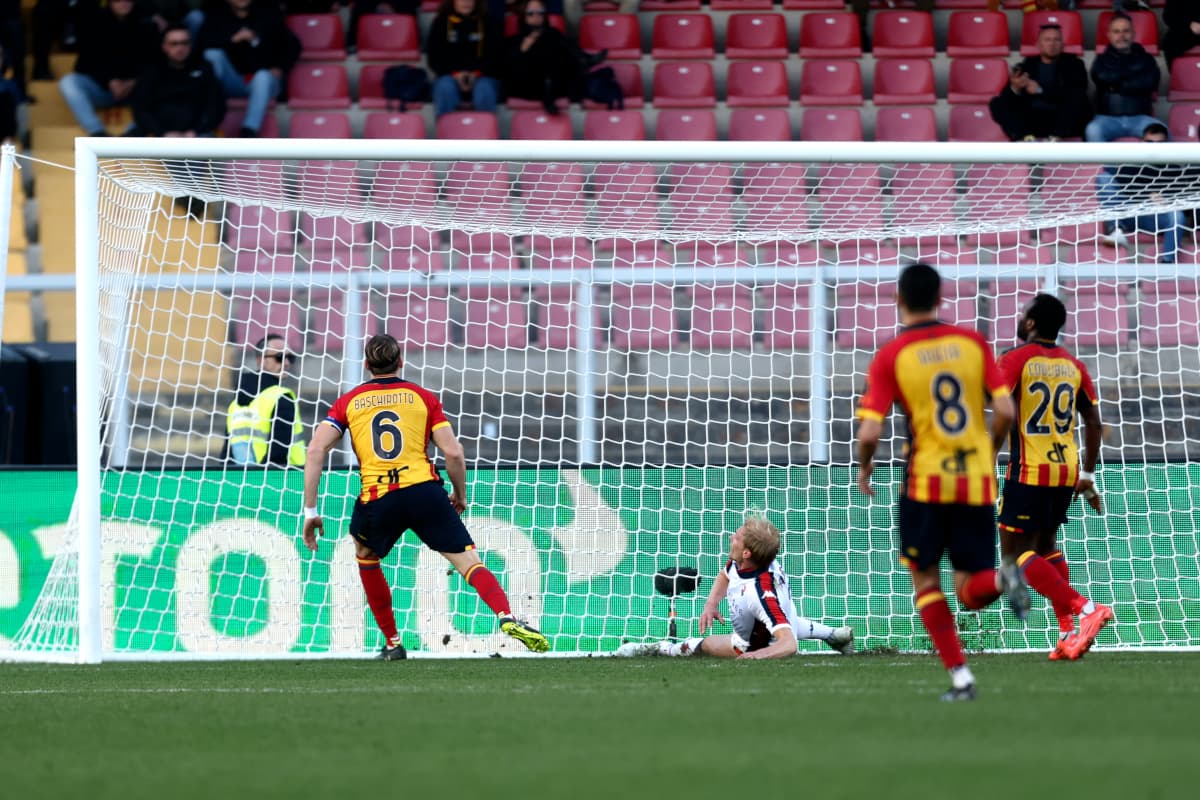Lecce player near goal during match against Genoa
