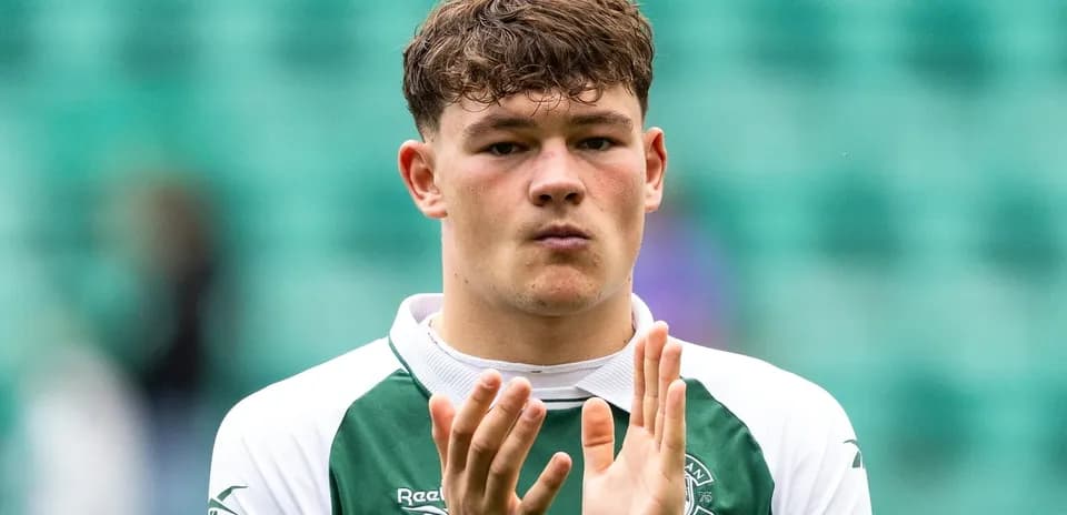 Player applauding in Hibernian FC jersey