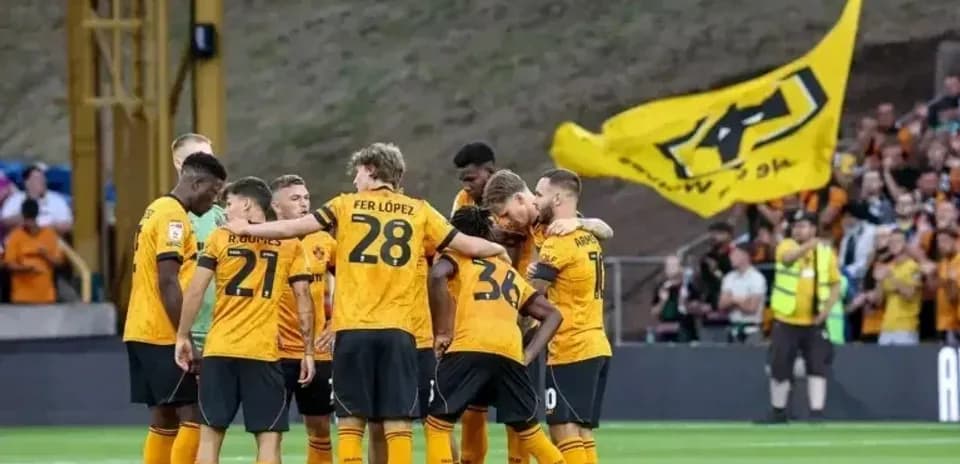Wolverhampton players huddled before the match