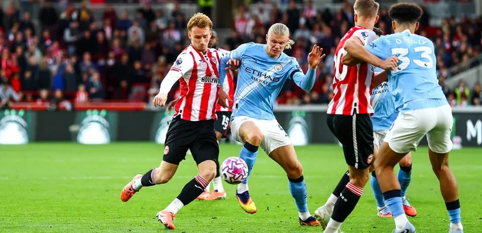 Players competing for the ball in Premier League match