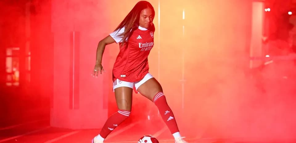Player in Arsenal kit with soccer ball in fog