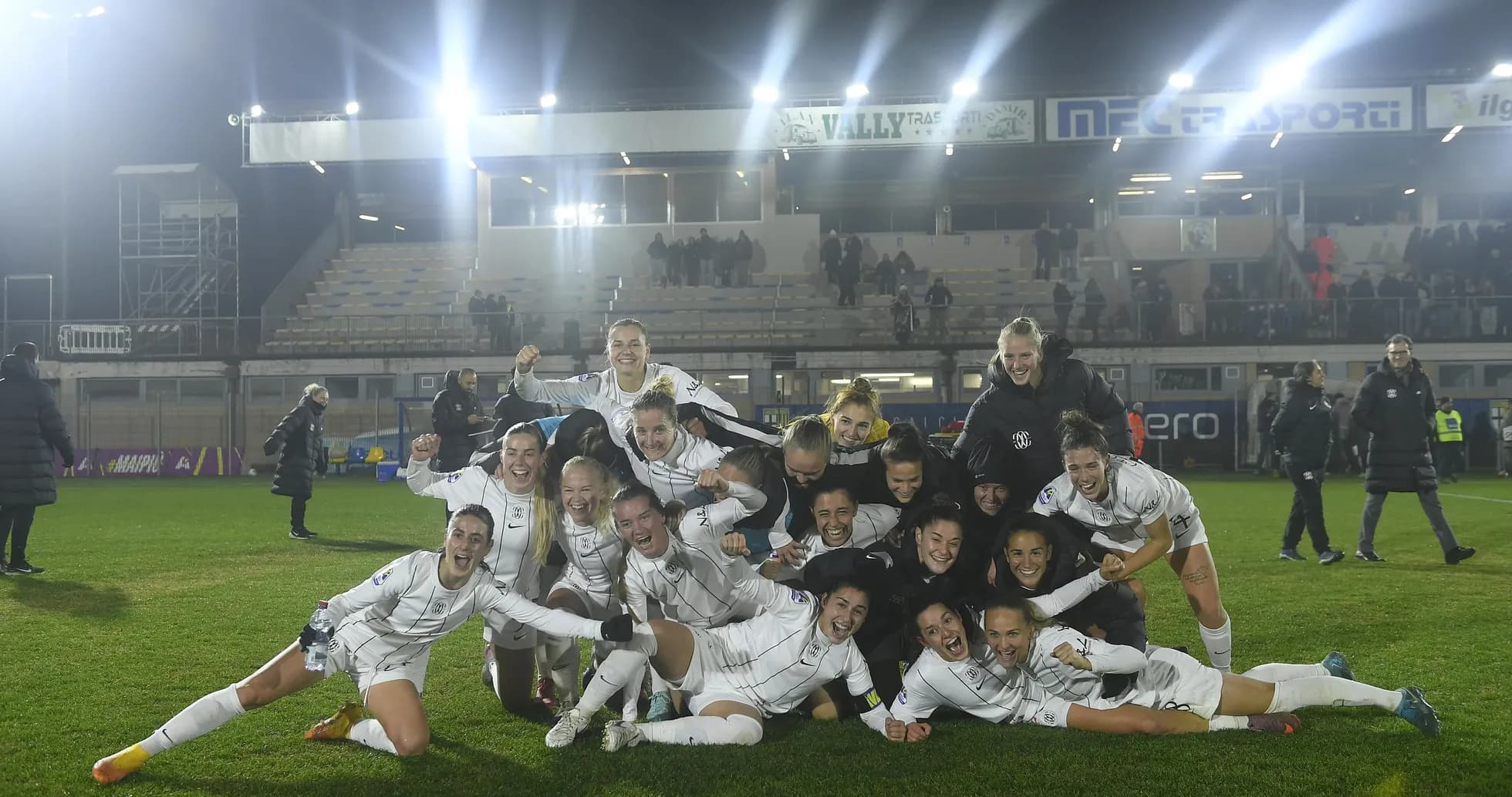 Como W team celebrating victory on the field