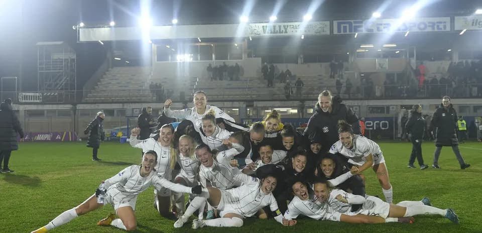 Como W team celebrating victory on the field