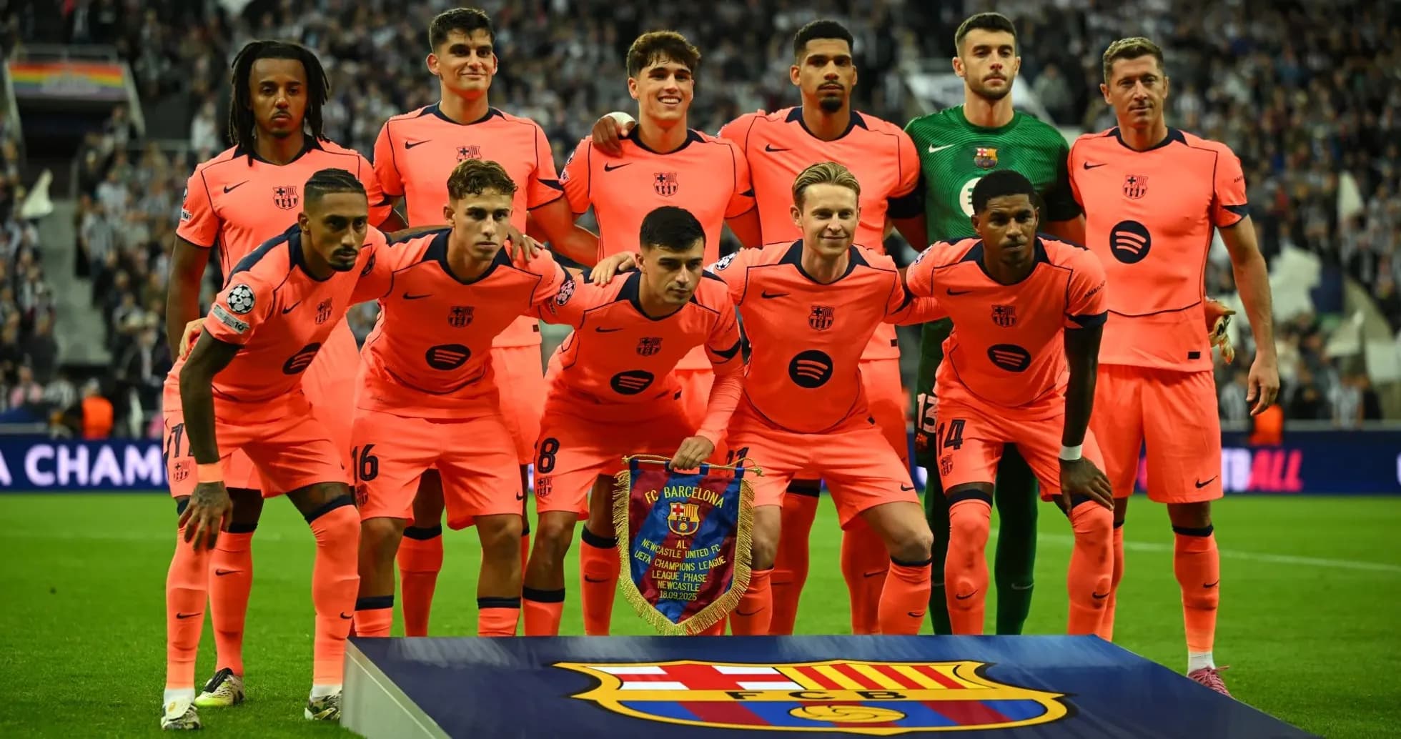 Barcelona squad posing before the match
