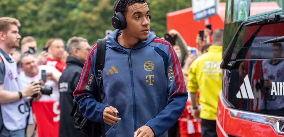 Player arriving at the stadium with headphones on