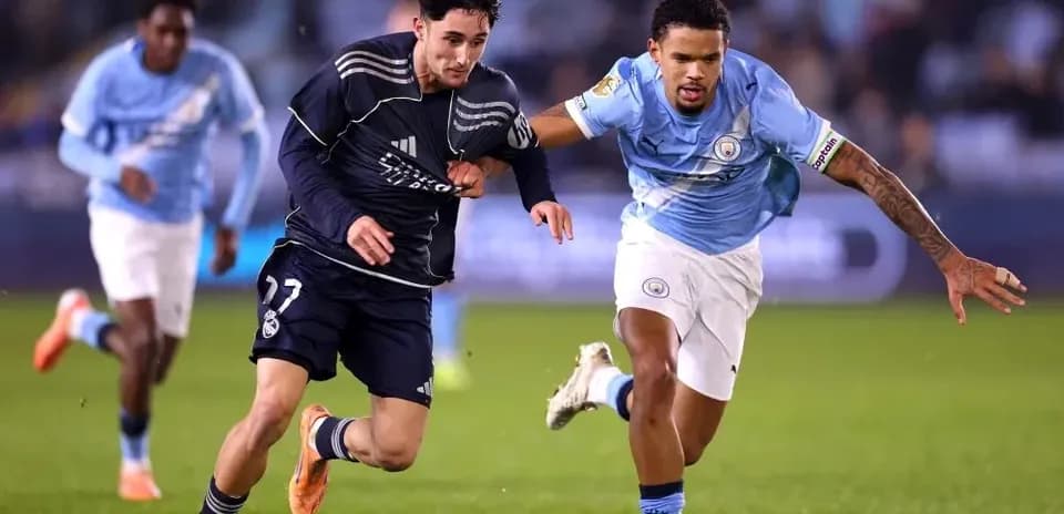 Player from Real Madrid sprinting past Manchester City player