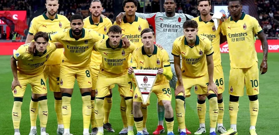 AC Milan team posing before the match