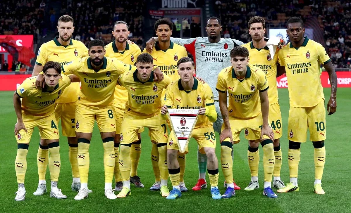 AC Milan team posing before the match
