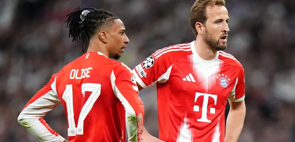 Bayern Munich players discussing during match