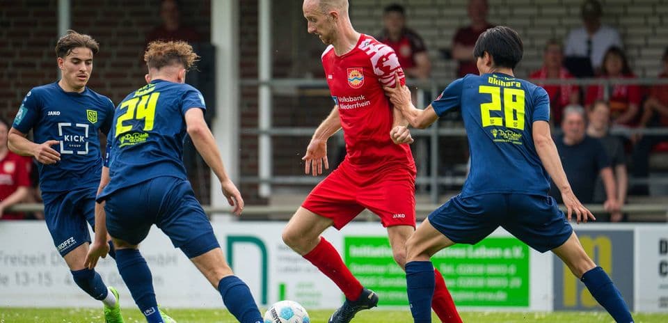 SC St. Tönis player challenged by Hilden opponents