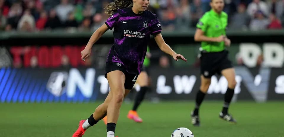 Houston Dash player dribbling the ball during match