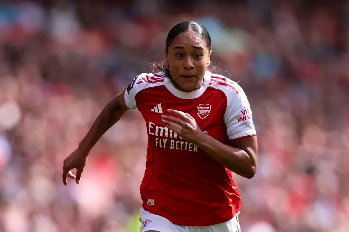 Player sprinting during an Arsenal match