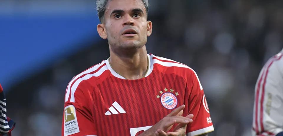 Bayern Munich player applauding after match
