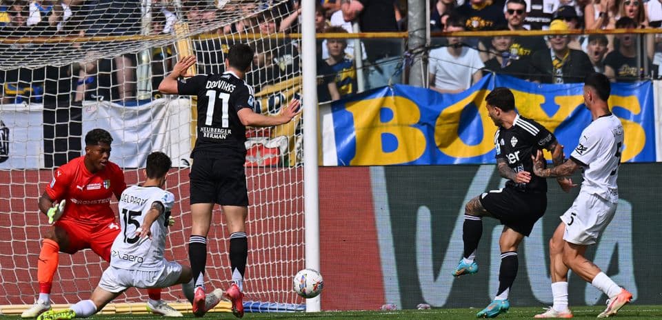 Como player attempting to score against Parma
