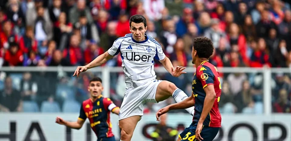 Player kicking ball during Genoa vs Como match