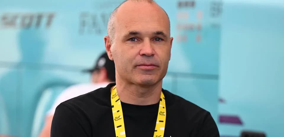 Man wearing a black shirt and yellow lanyard