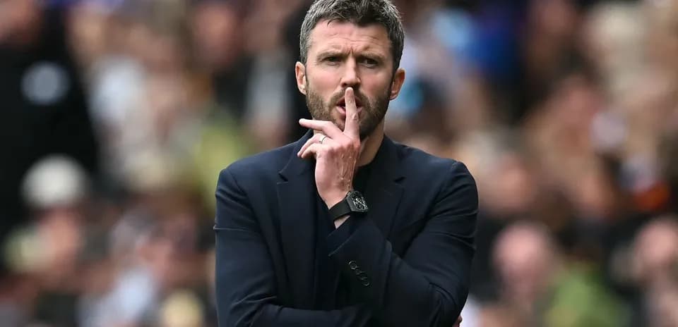 Coach signaling for silence during a match