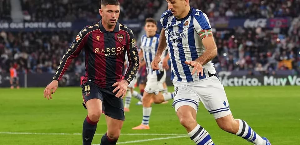 Real Sociedad player dribbling against Levante opponent