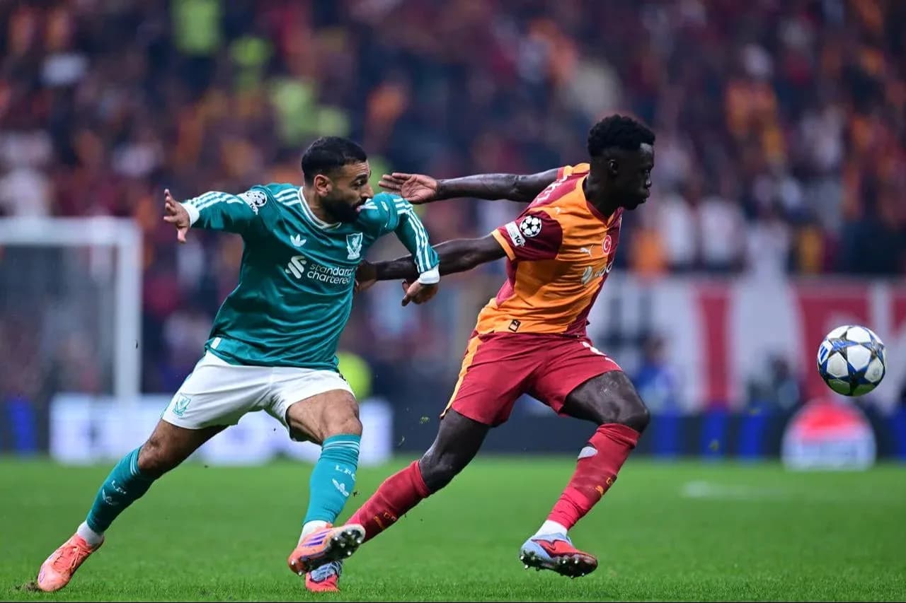 Player tackling during Liverpool vs Galatasaray match