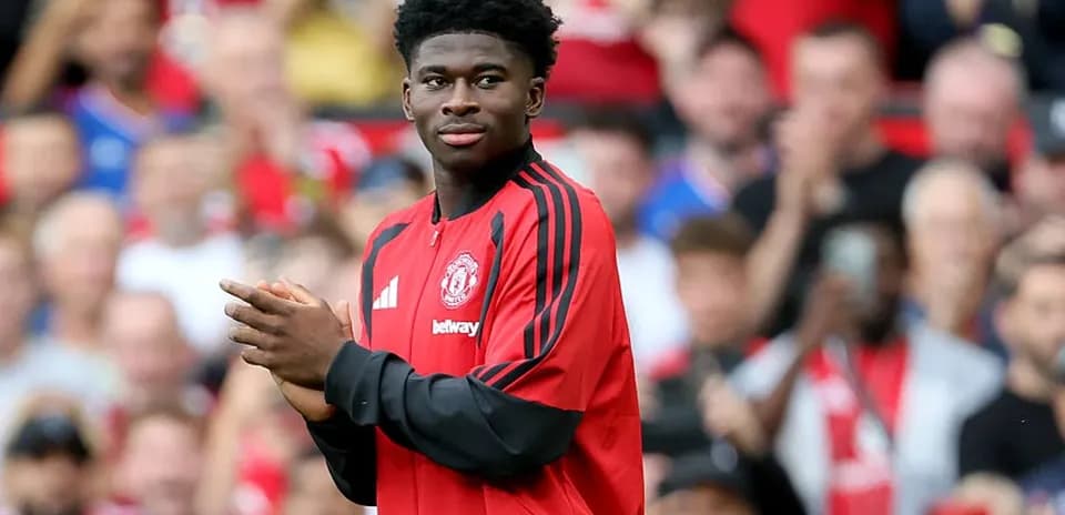 Player applauding in Manchester United warm-up