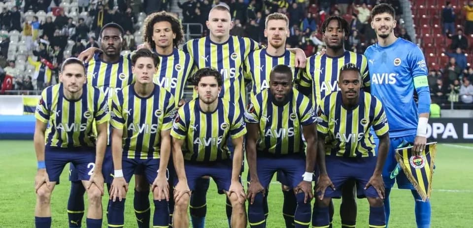 Fenerbahçe team photo before match