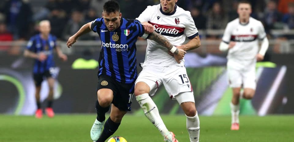 Lautaro Martínez challenged by Bologna defender