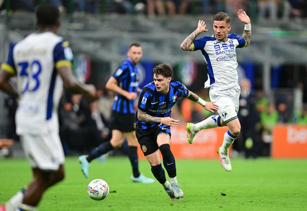 Inter player dribbling past Hellas Verona opponent