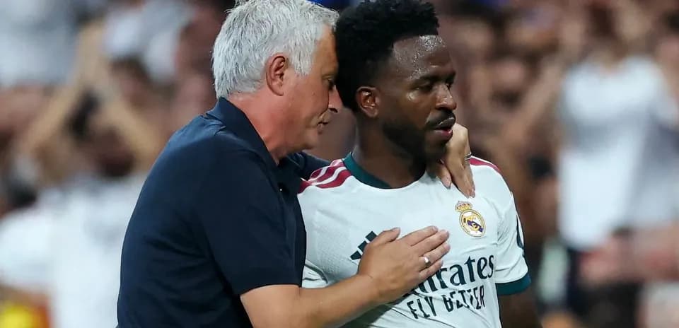 Coach discussing with player during match