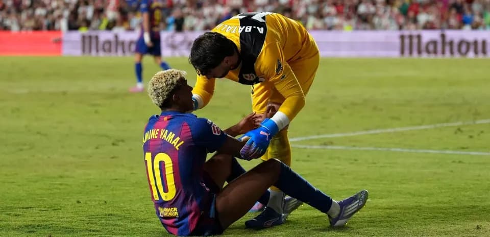 Amine Yamal receives support from teammate