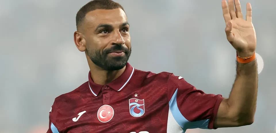 Player waving while wearing Trabzonspor jersey