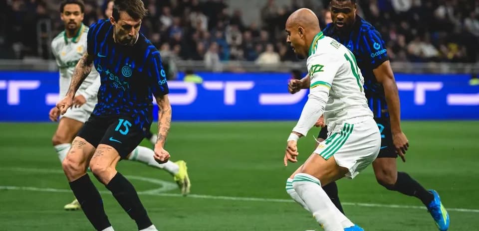 AS Roma player dribbling past Inter defender