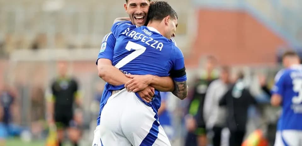 Players celebrating during Como football match