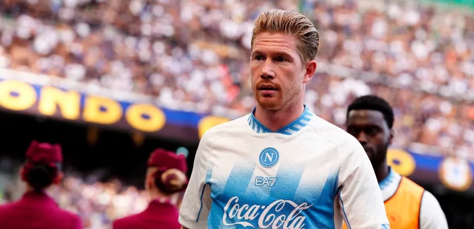 Player walking onto the pitch in Napoli kit