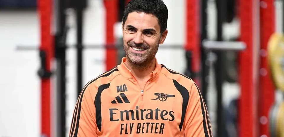 Coach in training facility wearing Arsenal gear